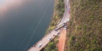 VÍDEO | Carreta parada próxima à Ponte Torta causa lentidão no trânsito em Carmo do Rio Claro