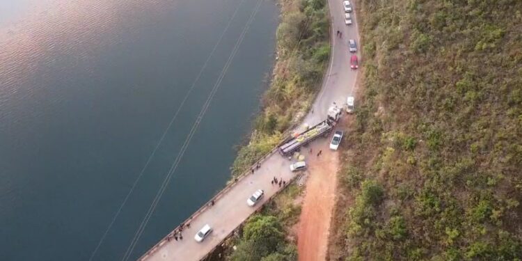 VÍDEO | Carreta parada próxima à Ponte Torta causa lentidão no trânsito em Carmo do Rio Claro