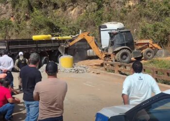 ATUALIZAÇÃO | Motorista é autuado, tem carreta apreendida e acaba preso após ficar entalado na Ponte Torta em Carmo