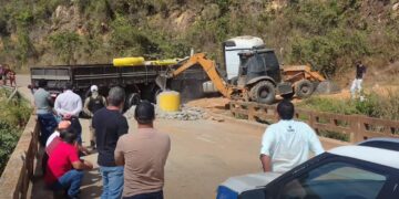 ATUALIZAÇÃO | Motorista é autuado, tem carreta apreendida e acaba preso após ficar entalado na Ponte Torta em Carmo
