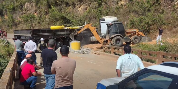 ATUALIZAÇÃO | Motorista é autuado, tem carreta apreendida e acaba preso após ficar entalado na Ponte Torta em Carmo