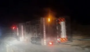 Carreta carregada com soja tomba após falha nos freios na BR-146 entre Guaxupé e São Pedro da União