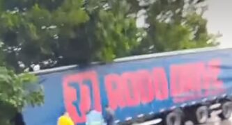 Carreta sai da pista e fica atravessada em rodovia entre Passos e São João Batista do Glória