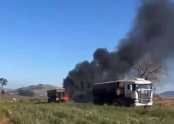Carreta carregada com adubo é destruída por incêndio entre Alterosa e Areado
