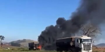 Carreta carregada com adubo é destruída por incêndio entre Alterosa e Areado