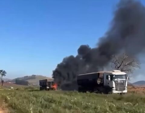 Carreta carregada com adubo é destruída por incêndio entre Alterosa e Areado
