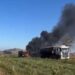 Carreta carregada com adubo é destruída por incêndio entre Alterosa e Areado