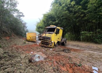 Carreta carregada com esterco tomba no anel rodoviário durante tentativa de evitar colisão