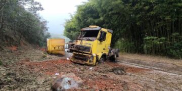 Carreta carregada com esterco tomba no anel rodoviário durante tentativa de evitar colisão