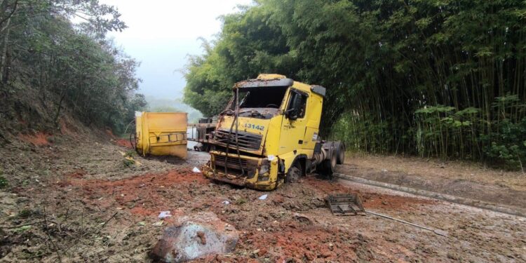 Carreta carregada com esterco tomba no anel rodoviário durante tentativa de evitar colisão
