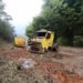 Carreta carregada com esterco tomba no anel rodoviário durante tentativa de evitar colisão