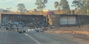 VÍDEO | Acidente entre duas carretas mobiliza equipes de resgate na Raizama, em Carmo do Rio Claro