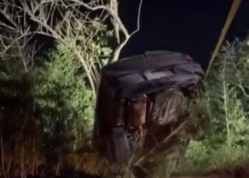 Motorista escapa ilesa após carro despencar em ribanceira na estrada