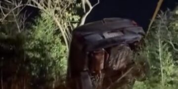 Motorista escapa ilesa após carro despencar em ribanceira na estrada