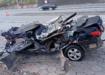 Família morre após carro invadir pista contrária e bater de frente com carreta na Fernão Dias