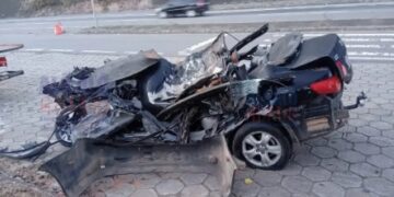 Família morre após carro invadir pista contrária e bater de frente com carreta na Fernão Dias