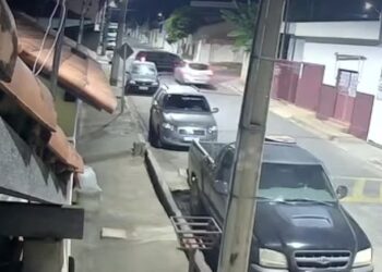 VÍDEO | Acidente entre dois veículos é registrado na Rua São Vicente, em Alpinópolis (MG)