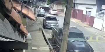 VÍDEO | Acidente entre dois veículos é registrado na Rua São Vicente, em Alpinópolis (MG)