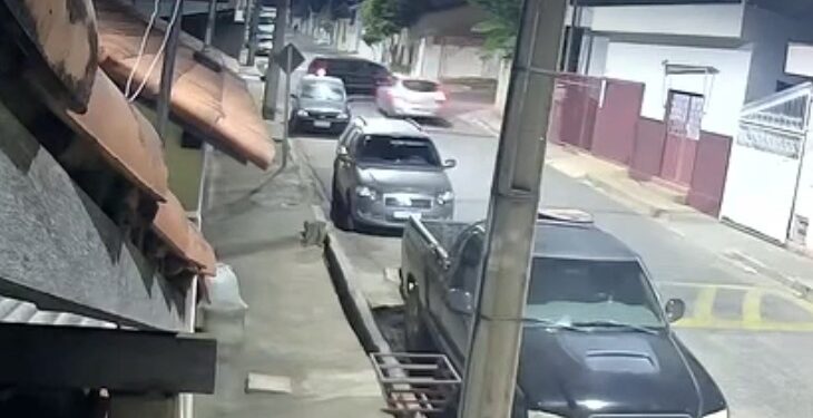 VÍDEO | Acidente entre dois veículos é registrado na Rua São Vicente, em Alpinópolis (MG)