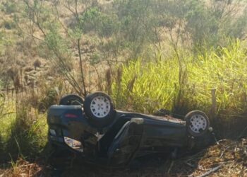 Carro é encontrado capotado próximo ao trevo de Serrania