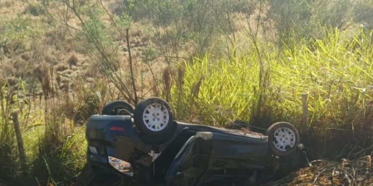Carro é encontrado capotado próximo ao trevo de Serrania