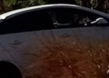 Carro capota após tentativa de desvio em estrada rural de Serrania