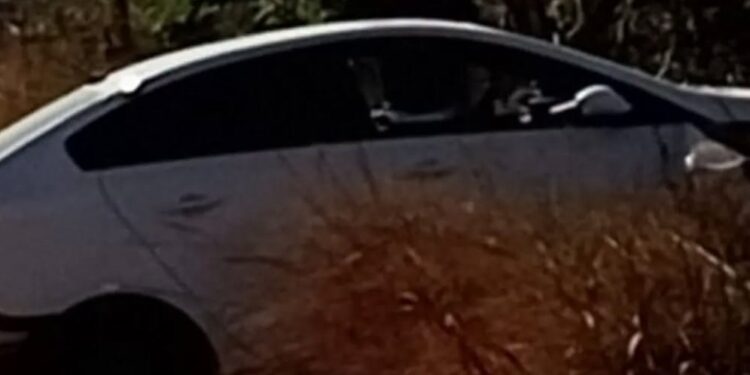Carro capota após tentativa de desvio em estrada rural de Serrania