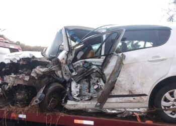 Colisão frontal na MGC-267 deixa uma pessoa morta e outra gravemente ferida