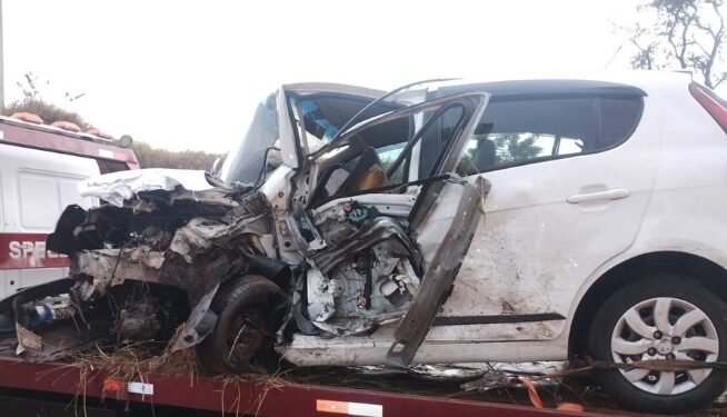 Colisão frontal na MGC-267 deixa uma pessoa morta e outra gravemente ferida