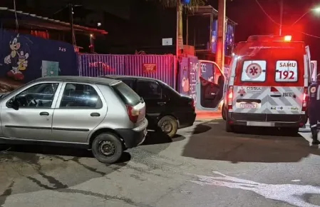 Batida entre dois veículos mobiliza SAMU e Polícia Militar em Alfenas