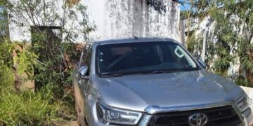 Veículos roubados são encontrados em área rural de Serrania; placas de outros automóveis também são apreendidas