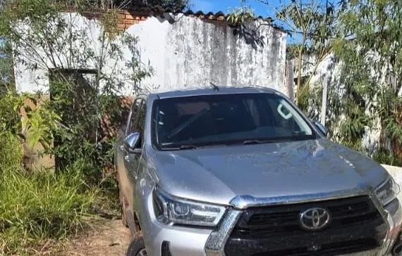 Veículos roubados são encontrados em área rural de Serrania; placas de outros automóveis também são apreendidas