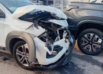 Colisão entre dois carros reacende preocupação com segurança em cruzamento de Passos