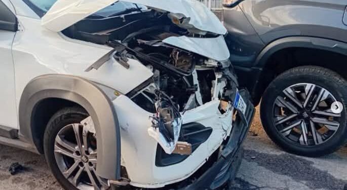 Colisão entre dois carros reacende preocupação com segurança em cruzamento de Passos