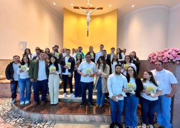 Casais recebem bênção de envio e iniciam missão na Catequese Matrimonial em Carmo