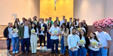 Casais recebem bênção de envio e iniciam missão na Catequese Matrimonial em Carmo