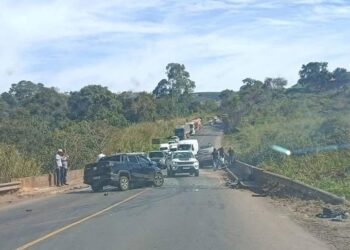 Motorista de 31 anos morre em acidente entre Cássia e Capetinga; veículo quase cai em rio após batida