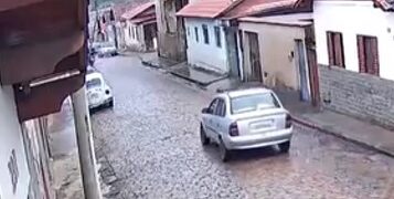 Carro é furtado em plena luz do dia no bairro São Sebastião, em Elói Mendes