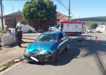 Acidente entre Fiorino e Corsa termina com veículo tombado em Alfenas