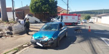 Acidente entre Fiorino e Corsa termina com veículo tombado em Alfenas