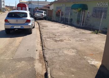 Carro invade calçada e atinge portão da APAE em Nova Resende