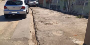 Carro invade calçada e atinge portão da APAE em Nova Resende