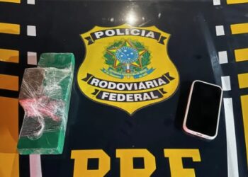 Abordagem da PRF na Fernão Dias termina com apreensão de drogas na casa de adolescente