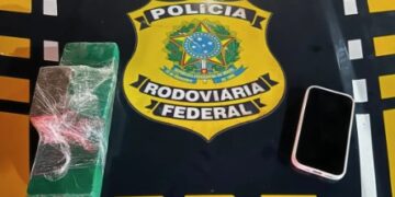 Abordagem da PRF na Fernão Dias termina com apreensão de drogas na casa de adolescente