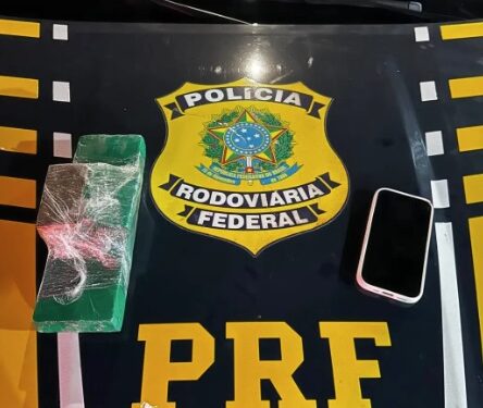 Abordagem da PRF na Fernão Dias termina com apreensão de drogas na casa de adolescente