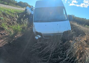 Colisão entre veículos na MG-344 deixa motorista ferido em Ibiraci (MG)