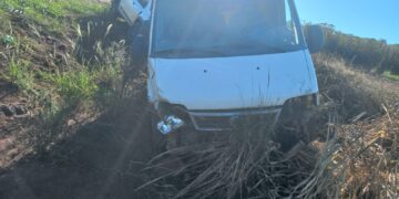 Colisão entre veículos na MG-344 deixa motorista ferido em Ibiraci (MG)