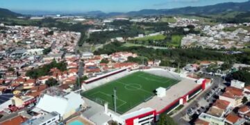 Zagueiro da Seleção Brasileira participa de jogo beneficente com amigos em Extrema neste sábado