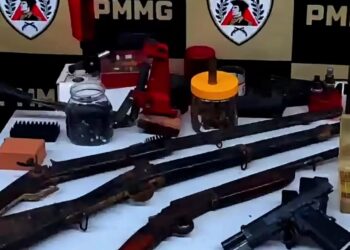 VÍDEO: Denúncia de violência doméstica termina com apreensão de armas e prisão em flagrante em Passos