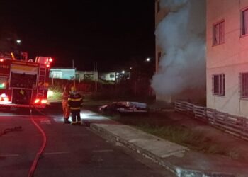 Incêndio em apartamento mobiliza Corpo de Bombeiros e moradores são retirados de prédio em Alfenas